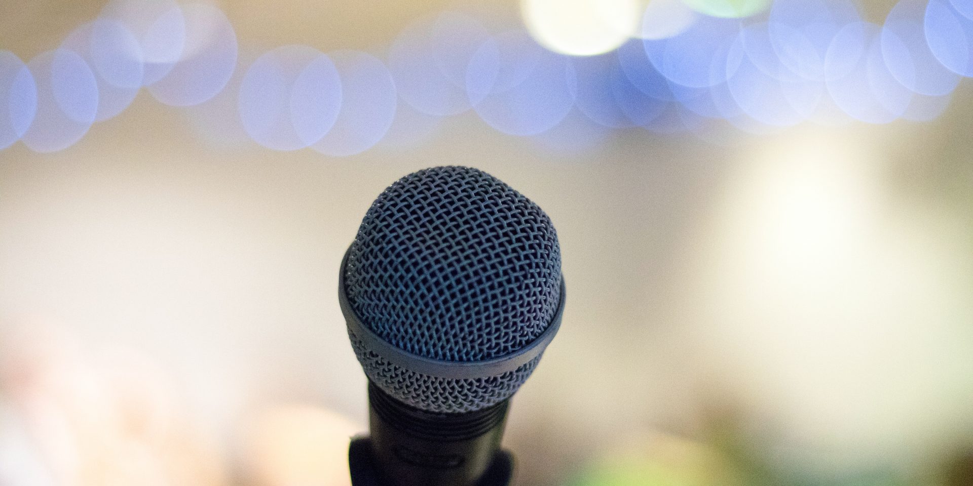 Gros plan sur un micro interview avec un fond flou