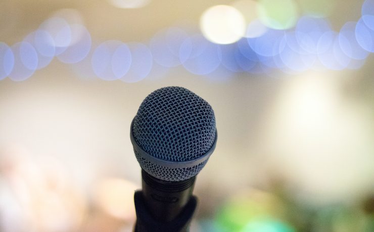 Gros plan sur un micro interview avec un fond flou